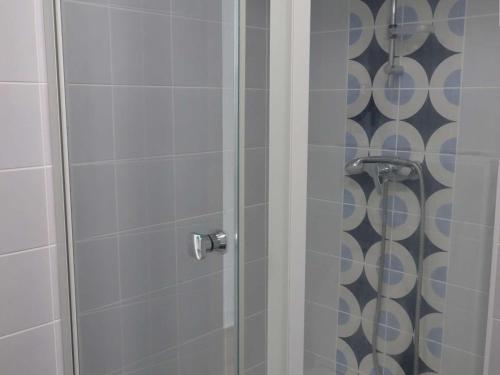 La salle de bains est pourvue d'une douche avec une porte en verre. dans l'établissement Appartement Royan, 2 pièces, 2 personnes - FR-1-494-187, à Royan