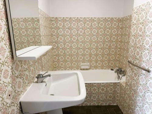 une salle de bain avec un lavabo et un miroir dans l'établissement La Forêt-Fouesnant, appartement rénové pour 2, accès direct plage - FR-1-481-163, à La Forêt-Fouesnant