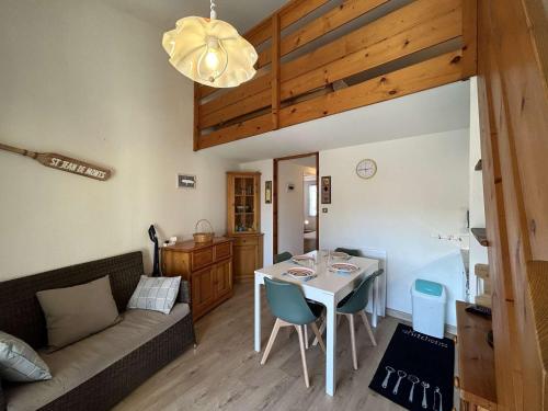 un salon avec une table et un canapé dans l'établissement Appartement 2 pièces avec mezzanine, 4 couchages, balcon, parking, à 100m de la mer, Saint-Jean-de-Monts - FR-1-224C-295, à Saint-Jean-de-Monts
