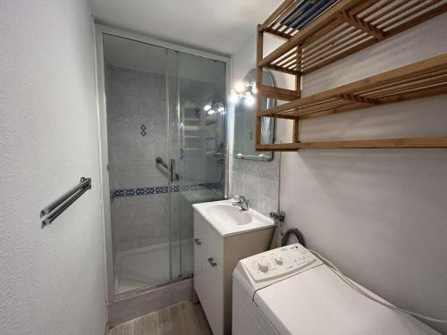 une salle de bain avec une douche, des toilettes et un lavabo dans l'établissement Appartement 2 pièces avec mezzanine, 4 couchages, balcon, parking, à 100m de la mer, Saint-Jean-de-Monts - FR-1-224C-295, à Saint-Jean-de-Monts