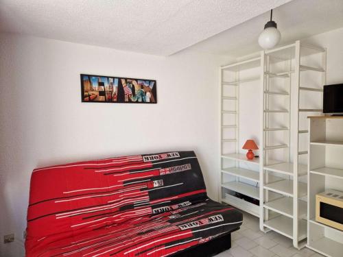 une chambre avec un lit avec une pile de livres dans l'établissement Appartement T2 avec accès direct plage, terrasse privée et parking - Animaux admis - FR-1-387-205, à Marseillan