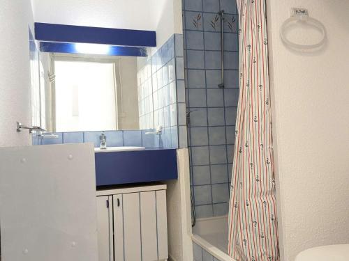 Il comprend une petite cuisine avec un évier et une douche. dans l'établissement Appartement T2 avec accès direct plage, terrasse privée et parking - Animaux admis - FR-1-387-205, à Marseillan