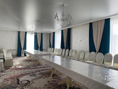 um quarto grande com uma mesa longa e cadeiras em Villa del Prio em Priozersk