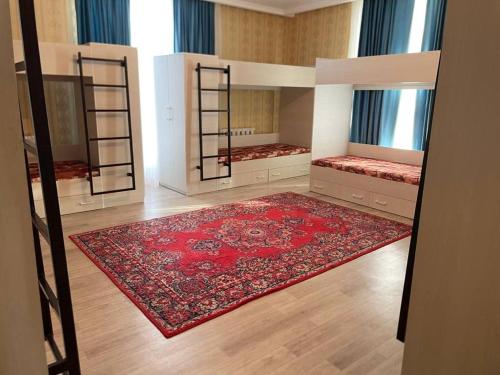 um quarto com 3 beliches e um tapete em Villa del Prio em Priozersk
