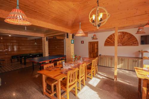 Un restaurante o sitio para comer en Snow River, Manali