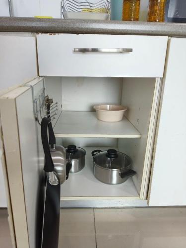 Una cocina o cocineta en Comfy Cybersquare Ensuite with Skyline View #CS9