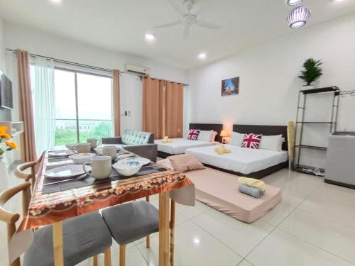 Una cama o camas en una habitación de Comfy Cybersquare Ensuite with Skyline View #CS9
