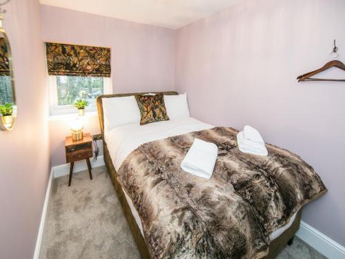1 dormitorio con 1 cama grande con sábanas blancas en The Soloman Suite - Ukc6701, en Buxton