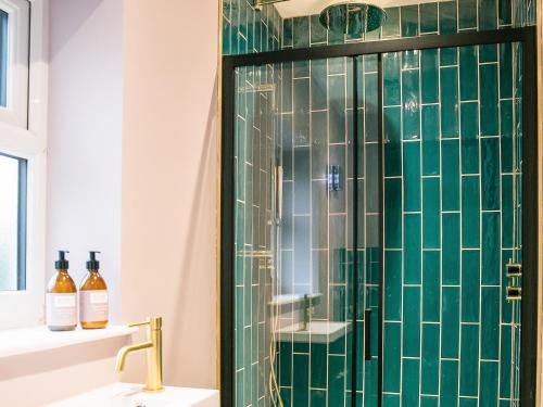 y baño con ducha de cristal verde. en The Soloman Suite - Ukc6701, en Buxton