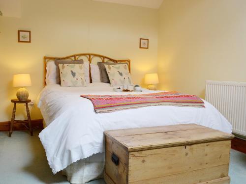 um quarto com uma cama grande e uma cabeceira em madeira em Cefn Canol em Betws-y-coed