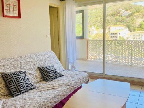 Photo de la galerie de l'établissement Appartement F2 avec Terrasse Spacieuse et Clim, Centre-Ville d'Amélie-les-Bains - FR-1-703-180, à Amélie-les-Bains-Palalda