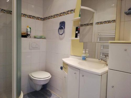 La petite salle de bains est pourvue de toilettes et d'un lavabo. dans l'établissement Maison Le Lavandou, 2 pièces, 4 personnes - FR-1-308-194, au Lavandou