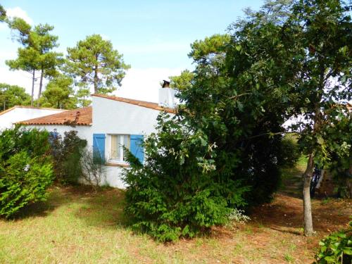 Photo de la galerie de l'établissement Villa Plain-Pied avec Wifi, Proche Mer et Commerces, 3 Chambres, Patio Privé et Parking – La Palmyre - FR-1-705-64, aux Mathes