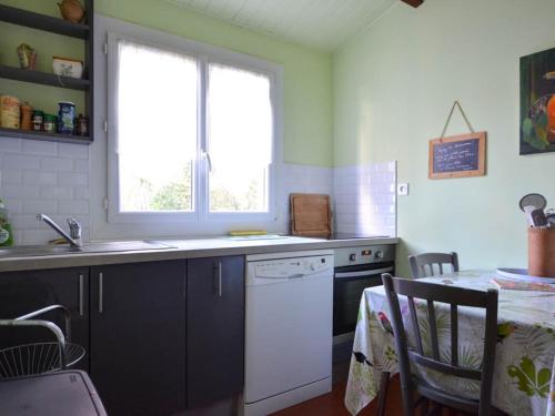 Photo de la galerie de l'établissement Villa Plain-Pied avec Wifi, Proche Mer et Commerces, 3 Chambres, Patio Privé et Parking – La Palmyre - FR-1-705-64, aux Mathes