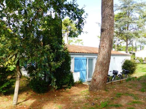 Photo de la galerie de l'établissement Villa Plain-Pied avec Wifi, Proche Mer et Commerces, 3 Chambres, Patio Privé et Parking – La Palmyre - FR-1-705-64, aux Mathes