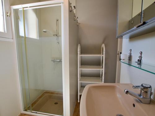 La salle de bains est pourvue d'un lavabo et d'une douche en verre. dans l'établissement Villa La Palmyre, 4 pièces, 7 personnes - FR-1-705-67, aux Mathes