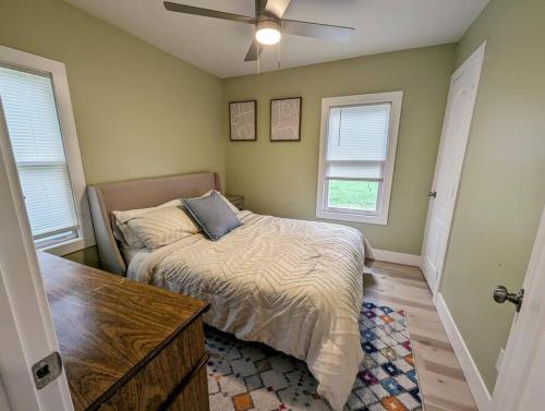 um quarto com uma cama e uma ventoinha de tecto em Sleek and Central Small Home Close to everything em Flint