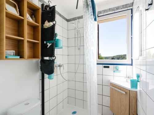 une salle de bain avec douche, toilettes et fenêtre dans l'établissement Appartement T2 avec balcon, parking privé, petit animal admis - FR-1-409-266, à Fleury