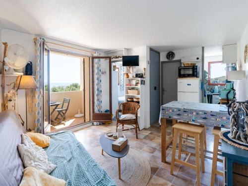 un salon avec un canapé et une table dans l'établissement Appartement T2 avec balcon, parking privé, petit animal admis - FR-1-409-266, à Fleury