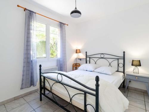 une chambre avec un lit et une fenêtre dans l'établissement Maison de vacances à 300m de la plage avec 3 chambres, parking privé et jardin équipé - FR-1-409-267, à Fleury
