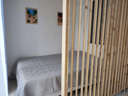 - un lit bébé dans l'établissement Studio 4 pers. avec piscine, tennis et parking privé à 500m de la plage, Argelès-sur-Mer - FR-1-776-92, à Argelès-sur-Mer