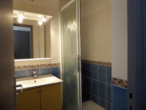 une salle de bain avec un lavabo et une douche dans l'établissement Studio 4 pers. avec piscine, tennis et parking privé à 500m de la plage, Argelès-sur-Mer - FR-1-776-92, à Argelès-sur-Mer