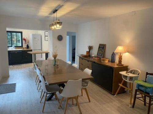une cuisine et une salle à manger avec une table et des chaises dans l'établissement Villa moderne pour 8 pers. à 800m de la plage avec grande terrasse et jardin - FR-1-778-23, à Saint-Georges-dʼOléron