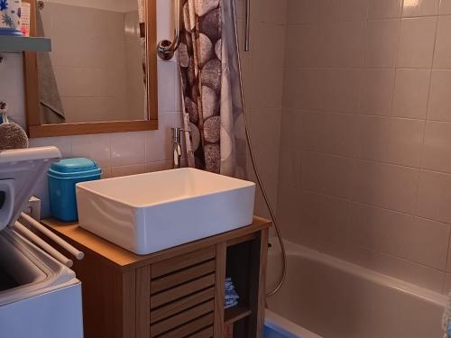 Photo de la galerie de l'établissement Maison familiale avec piscine, proche plage et commerces - FR-1-476-214, à La Faute-sur-Mer