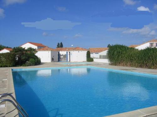 Photo de la galerie de l'établissement Maison familiale avec piscine, proche plage et commerces - FR-1-476-214, à La Faute-sur-Mer