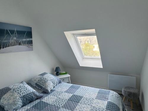 une chambre avec un lit et une fenêtre dans l'établissement Appartement 3 pers refait à neuf près plage/thalasso à Cabourg, balcon, cuisine équipée - FR-1-487-366, à Cabourg