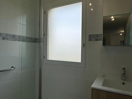 une salle de bain avec une douche et un lavabo et une fenêtre dans l'établissement Appartement 3 pers refait à neuf près plage/thalasso à Cabourg, balcon, cuisine équipée - FR-1-487-366, à Cabourg