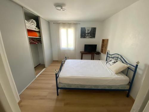 ein kleines Schlafzimmer mit einem Bett und einem Fenster in der Unterkunft Maison Ajaccio, 5 pièces, 6 personnes - FR-1-665-36 in Ajaccio