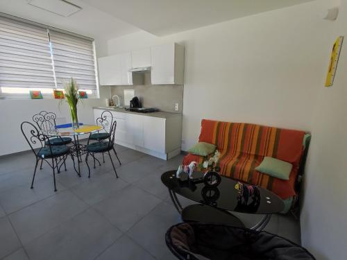 Photo de la galerie de l'établissement Appartement 4 pers avec clim, wifi, terrasse, BBQ, parking à 150m de la plage et commerces - FR-1-776-91, à Argelès-sur-Mer