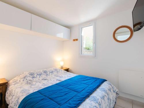 une chambre blanche avec un lit et une fenêtre dans l'établissement Pavillon climatisé avec piscine, terrasse, parking, et Wi-Fi à Gruissan - FR-1-409-265, à Gruissan
