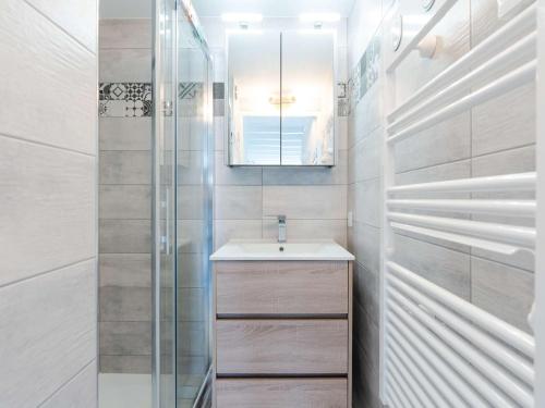 une salle de bain avec un lavabo et un miroir dans l'établissement Pavillon climatisé avec piscine, terrasse, parking, et Wi-Fi à Gruissan - FR-1-409-265, à Gruissan