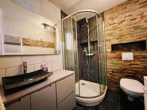 une salle de bain avec une douche, un lavabo et des toilettes dans l'établissement Quiberon - Studio + Mezzanine 4 pers, Piscine, Parking - FR-1-478-284, à Quiberon