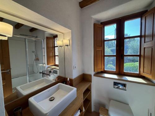 ein Badezimmer mit einem weißen Waschbecken und einem Spiegel in der Unterkunft Maison Pietrosella, 3 pièces, 4 personnes - FR-1-61-631 in Pietrosella