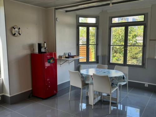 Il comprend une cuisine équipée d'un réfrigérateur rouge, d'une table et de chaises. dans l'établissement Grand 3P avec Jardin, Proche Centre, Calme – Cabourg - FR-1-487-367, à Cabourg