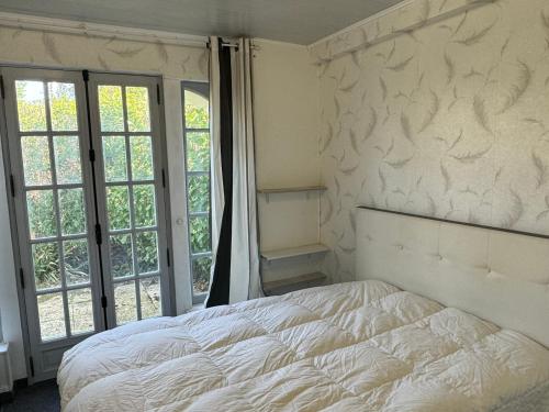 une chambre avec un lit blanc et une fenêtre dans l'établissement Grand 3P avec Jardin, Proche Centre, Calme – Cabourg - FR-1-487-367, à Cabourg