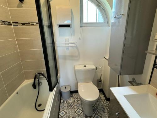 une salle de bain avec toilettes, baignoire et lavabo dans l'établissement Grand 3P avec Jardin, Proche Centre, Calme – Cabourg - FR-1-487-367, à Cabourg
