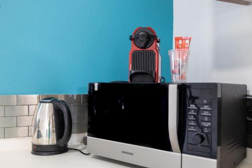a microwave sitting on top of a counter at Casa Paultje in Willemstad