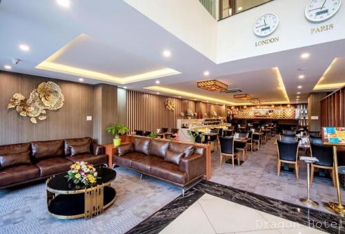 Golden Dragon Hotel Sài Gòn في مدينة هوشي منه: لوبي فندق فيه كنب وبار