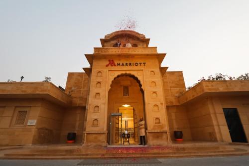 un homme debout devant un bâtiment dans l'établissement Jaisalmer Marriott Resort & Spa, à Jaisalmer