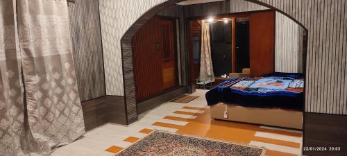 ein Schlafzimmer mit einem Bett und einem großen Spiegel in der Unterkunft ID VILLA in Gulmarg