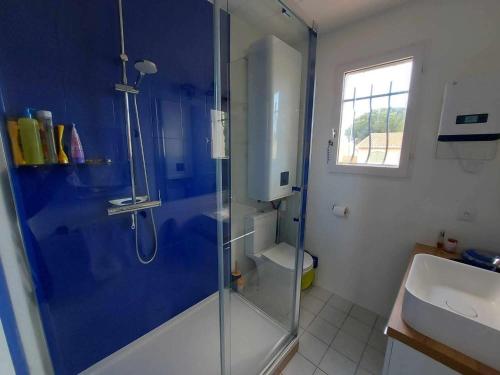een badkamer met een glazen douche en een wastafel bij Maison Le Grau d'Agde, 3 pièces, 6 personnes - FR-1-423-302 in Le Grau-dʼAgde