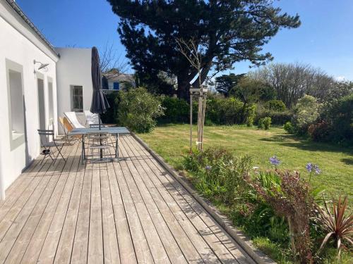 Photo de la galerie de l'établissement Maison récente décorée avec goût, à 1000m de la plage, jardin, 4 chambres, proche de la mer - FR-1-418-255, à Locmaria