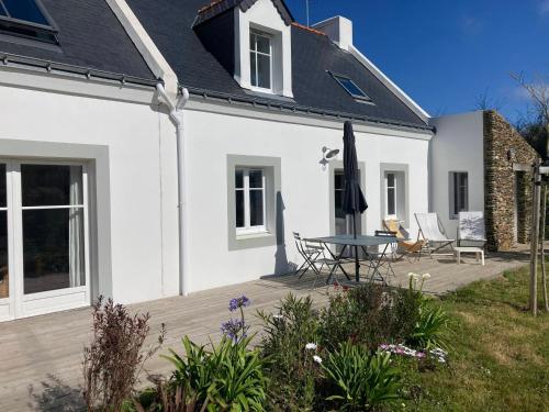 Photo de la galerie de l'établissement Maison récente décorée avec goût, à 1000m de la plage, jardin, 4 chambres, proche de la mer - FR-1-418-255, à Locmaria