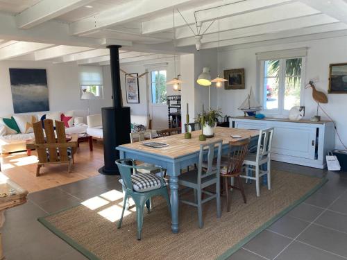 Photo de la galerie de l'établissement Maison récente décorée avec goût, à 1000m de la plage, jardin, 4 chambres, proche de la mer - FR-1-418-255, à Locmaria