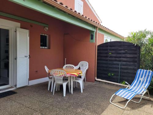 Photo de la galerie de l'établissement Pavillon 3 pièces avec piscine, terrasse et barbecue, à 600m de la plage ! - FR-1-701-82, à Vendres
