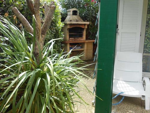 Photo de la galerie de l'établissement Pavillon 3 pièces avec piscine, terrasse et barbecue, à 600m de la plage ! - FR-1-701-82, à Vendres
